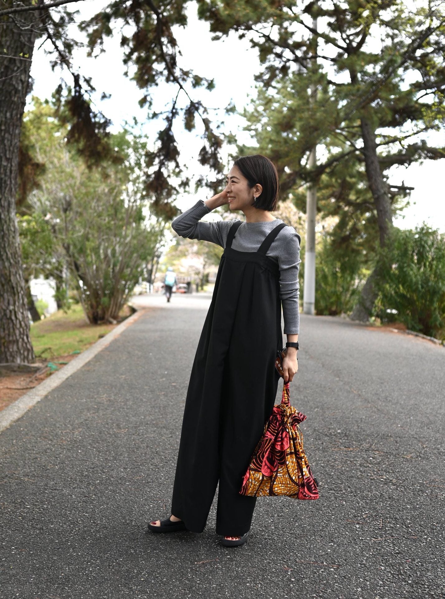 ツヤ感素材の長袖カットソー