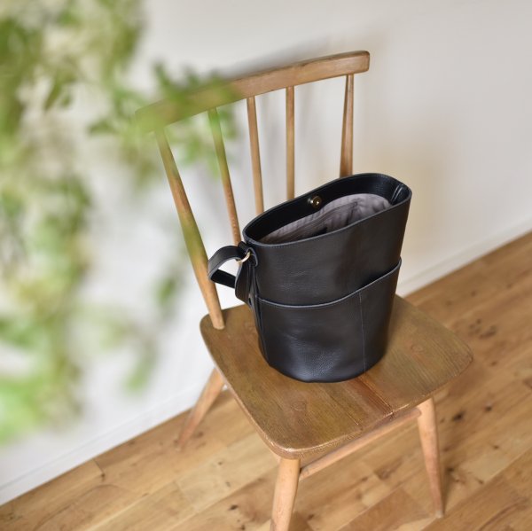 こだわりレザーのバケツバッグ - OURHOME