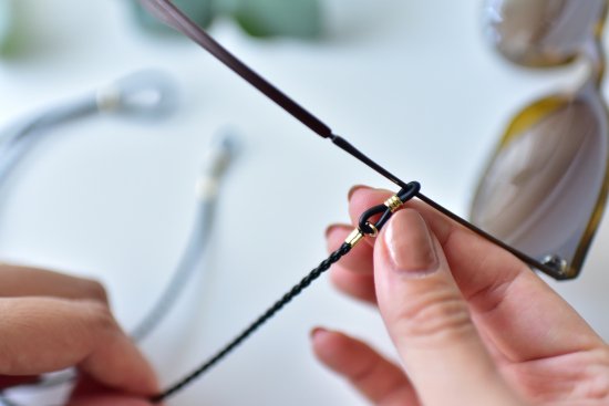 編みこみレザーのめがねストラップ - OURHOME