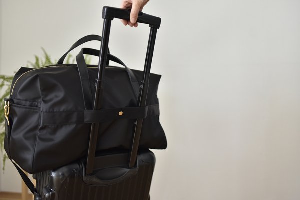 ツヤがきれいなボストンバッグ - OURHOME