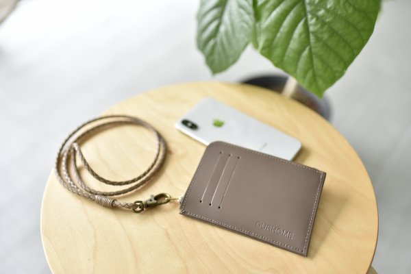 スリムなレザーミディアム財布 - OURHOME