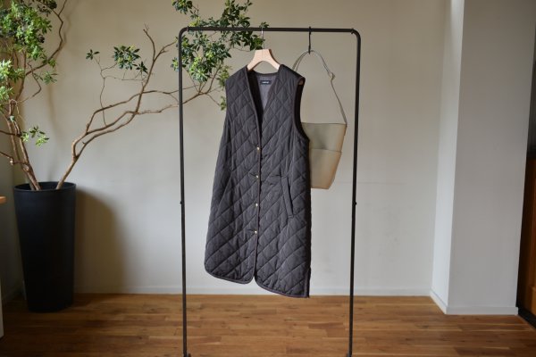 ロング丈のキルティングベスト - OURHOME