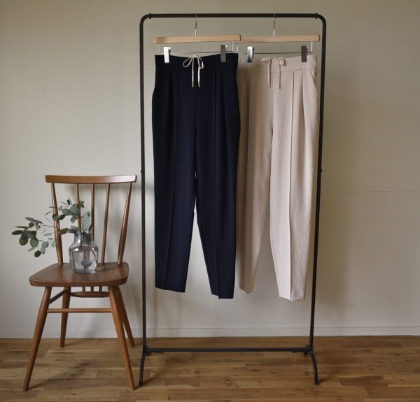 脚がきれいに見えるピンタックパンツ - OURHOME