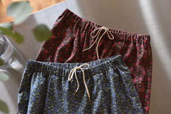 リバティ柄セミワイドパンツ - OURHOME