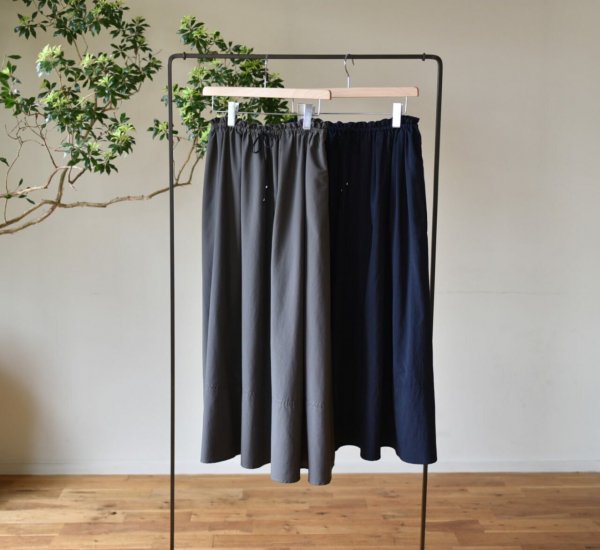 軽やか素材のギャザーロングスカート - OURHOME