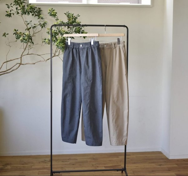 ゆったりシルエットのコクーンパンツ - OURHOME