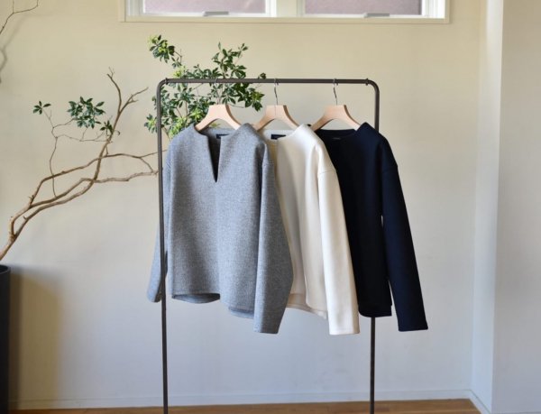 洗えるウール混素材のキーネックプルオーバー - OURHOME