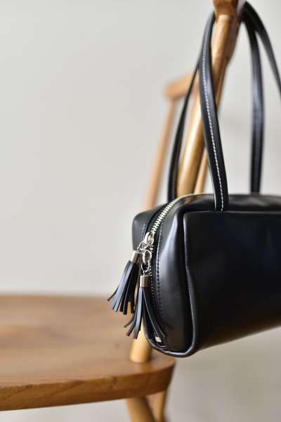 艶やかレザーのキューブバッグ - OURHOME