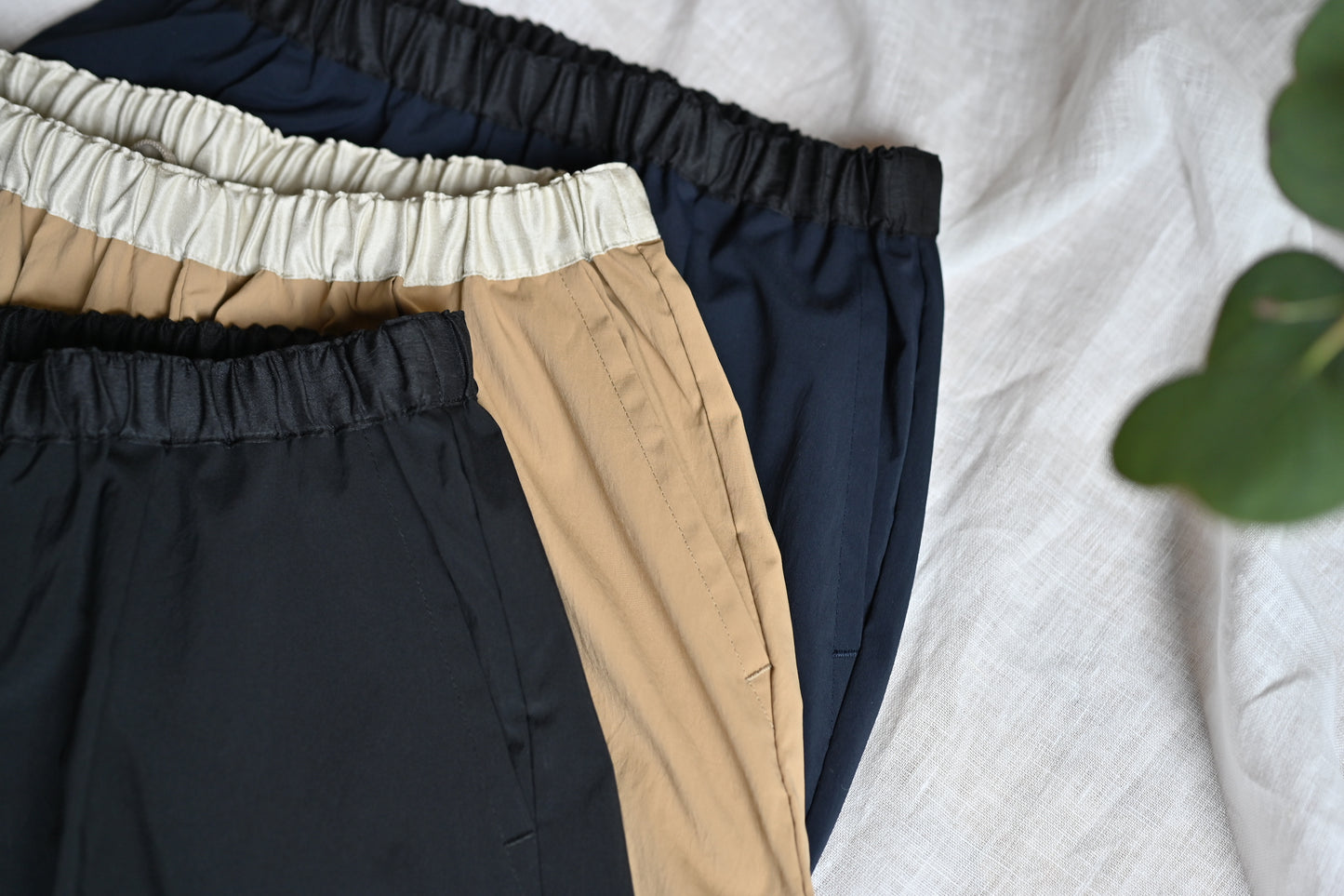 すっきりシルエットのテーパードパンツ - OURHOME