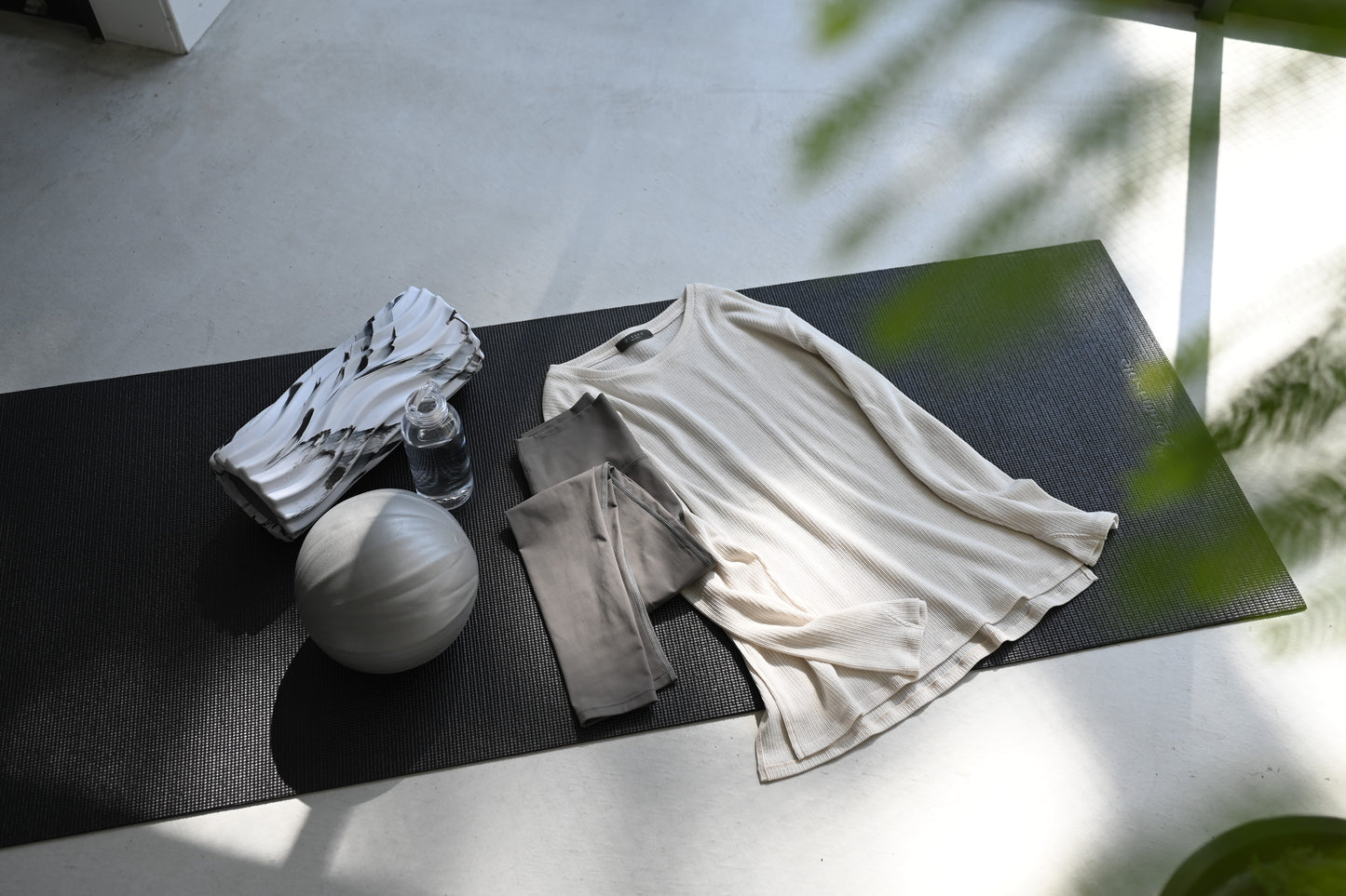 360度きれいに魅せる、サイドスリットトップス