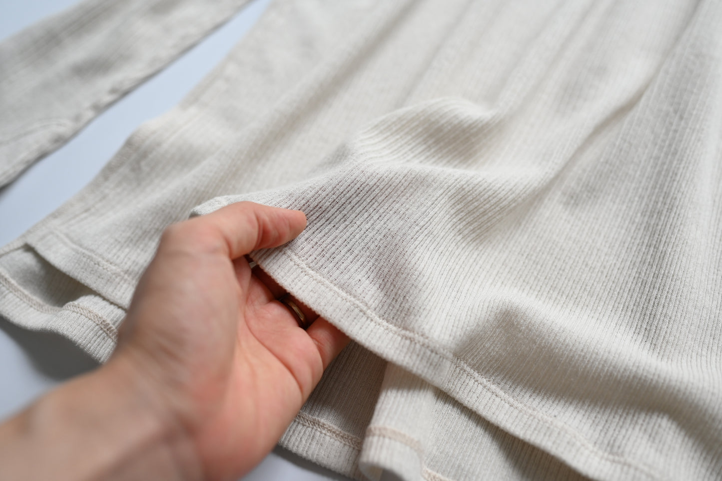 360度きれいに魅せる、サイドスリットトップス