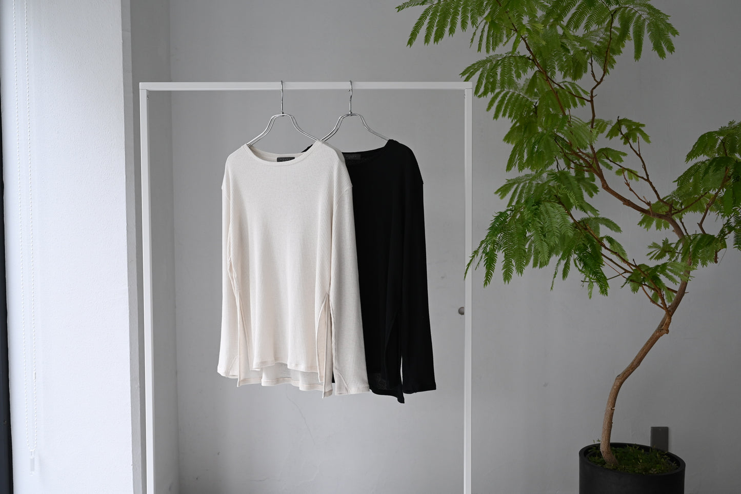 360度きれいに魅せる、サイドスリットトップス