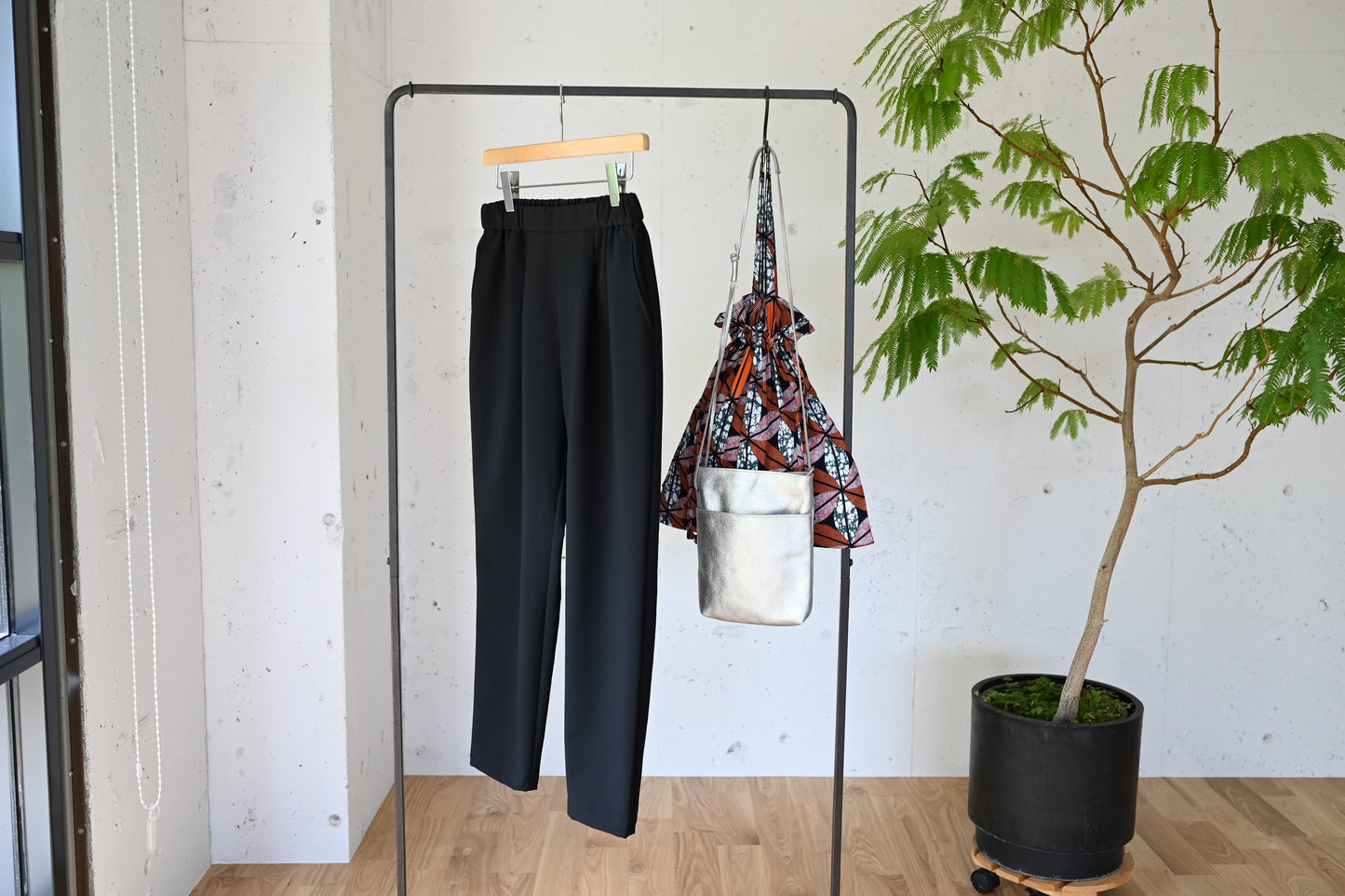 サッカー素材の頼れるテーパードパンツ(吸水速乾) - OURHOME