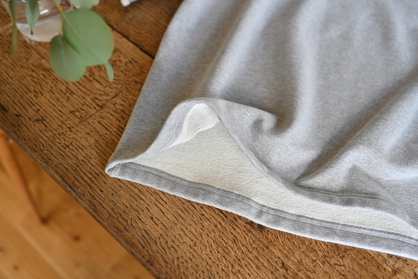 裏毛素材の切りっぱなし5分袖トレーナー