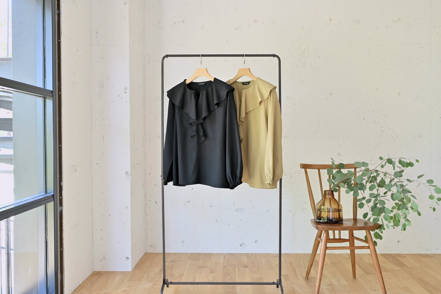 フリルカラーブラウス