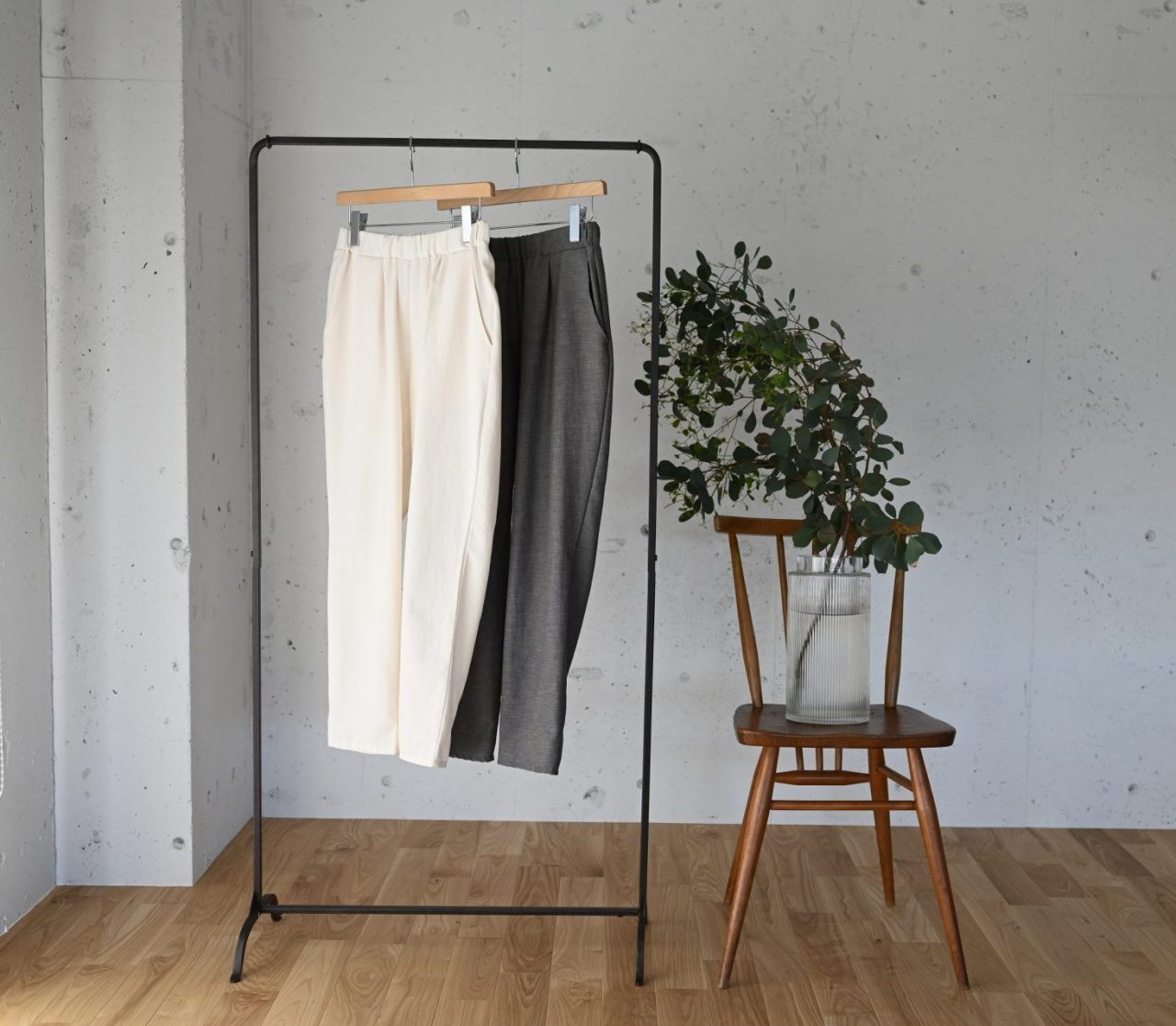 涼しくはけるテーパードパンツ