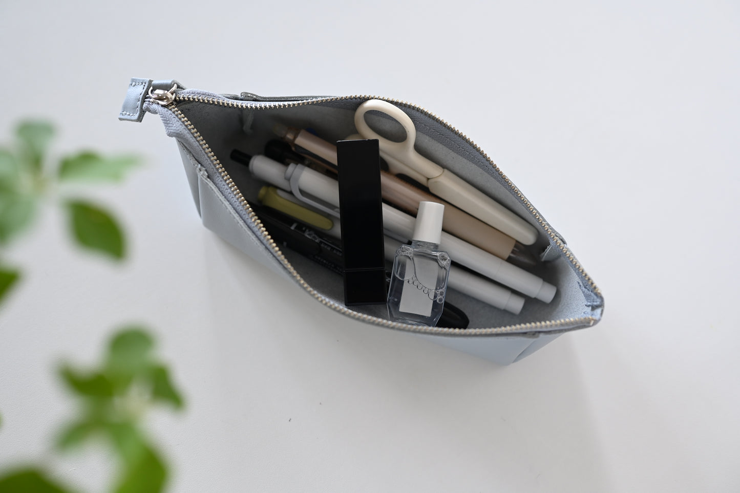 ワイドに開く、広口レザーペンケース