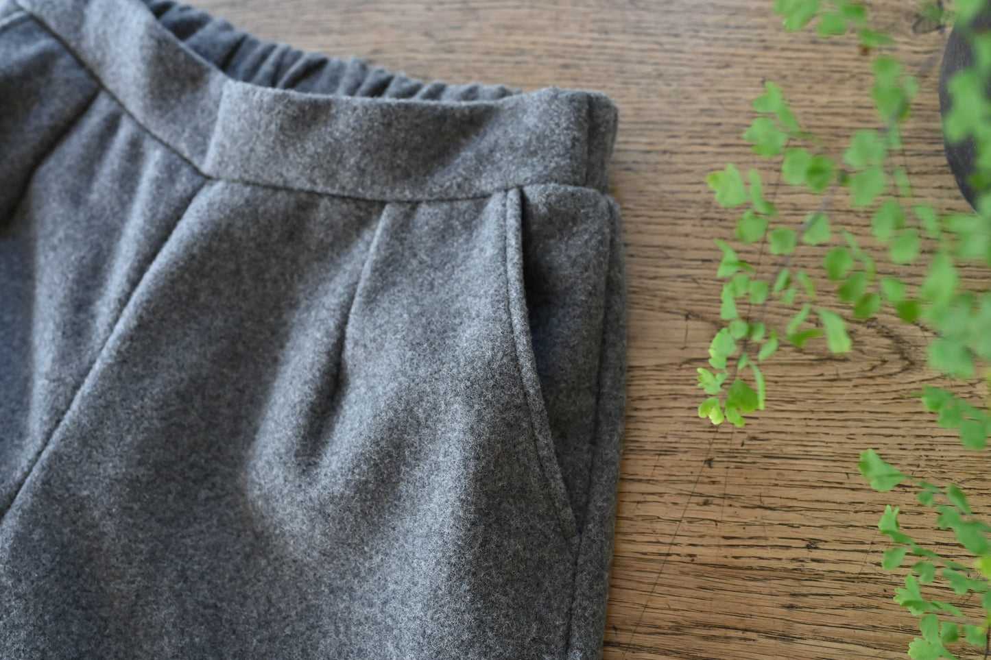 ウール素材のテーパードパンツ