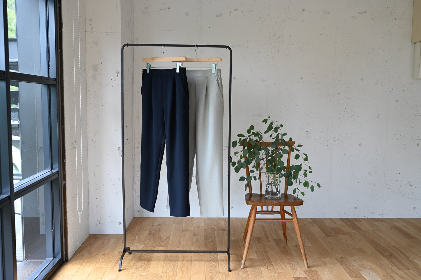 セットアップで着られる洗えるタックパンツ