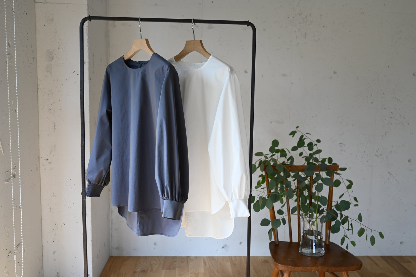 着回し広がる袖パフブラウス