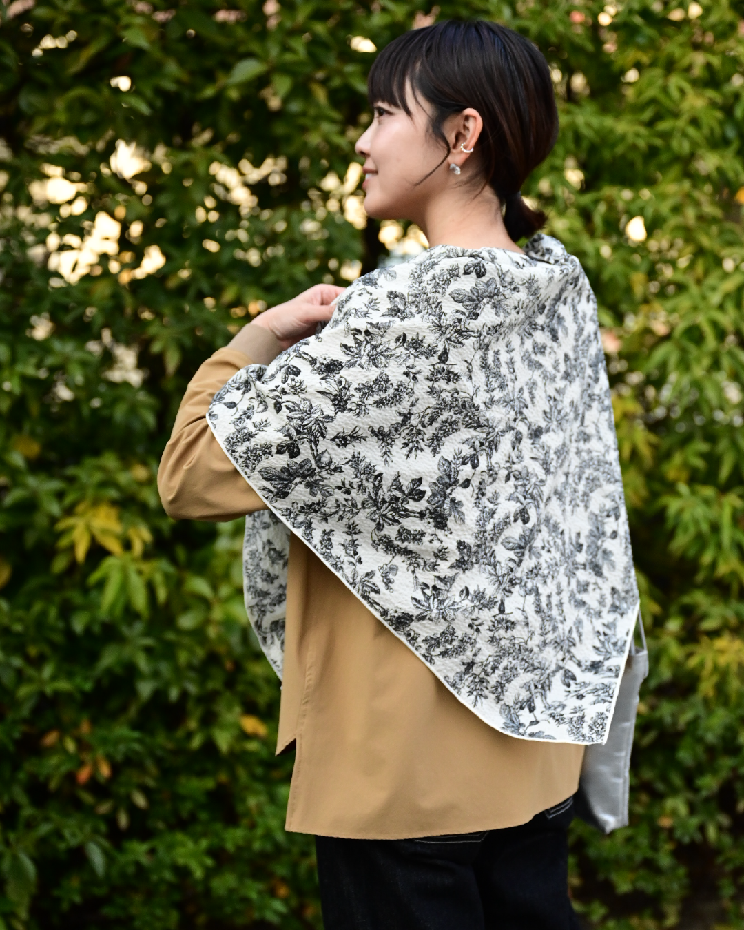 やわらかなシワ感、サンカクストール – OURHOME