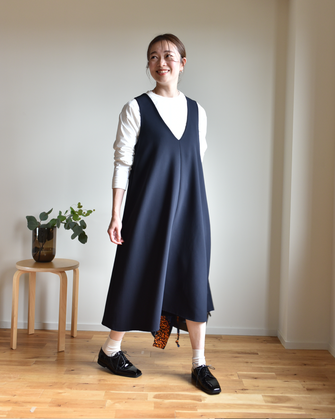 ourhome 綺麗なシルエットのワンピース グレーベージュ 綺麗なシルエットのワンピース – OURHOME