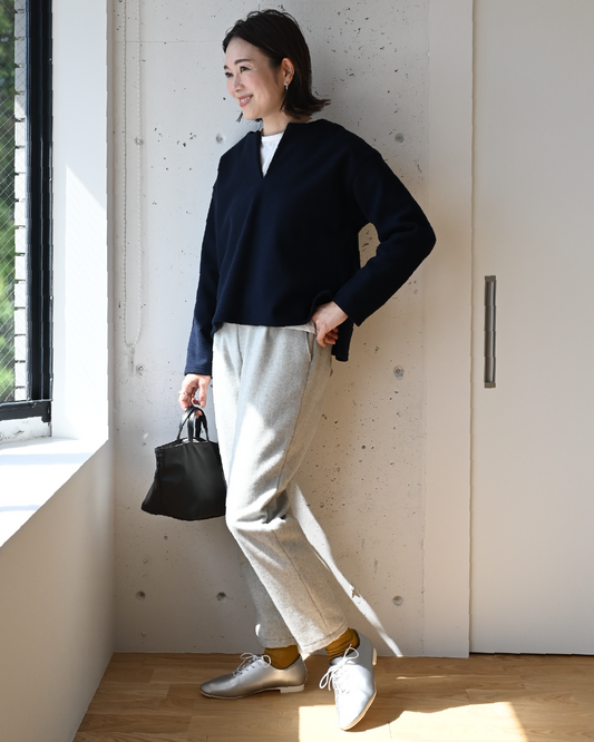 ウール素材のテーパードパンツ