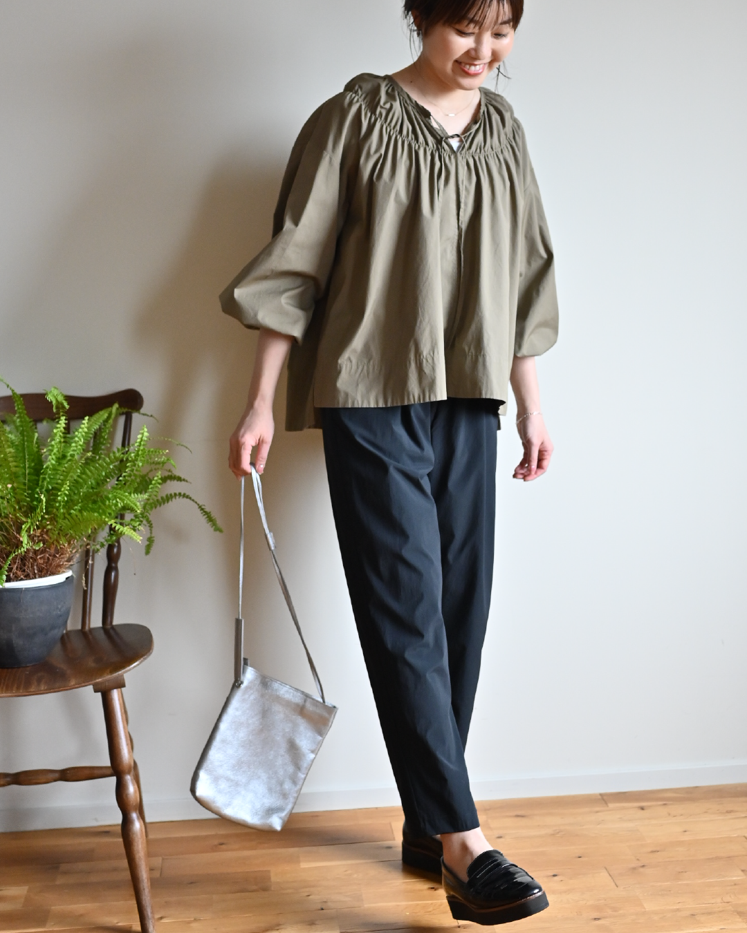 our アワーホーム すっきりシルエットのテーパードパンツ ベージュ すっきりシルエットのテーパードパンツ – OURHOME