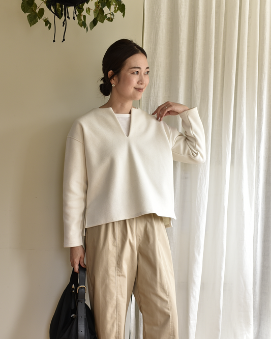 洗えるウール混素材のキーネックプルオーバー - OURHOME