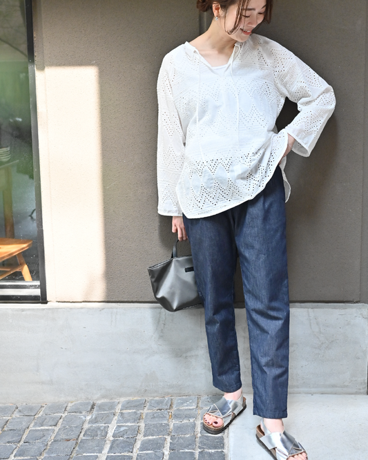 涼しくはけるデニムテーパードパンツ