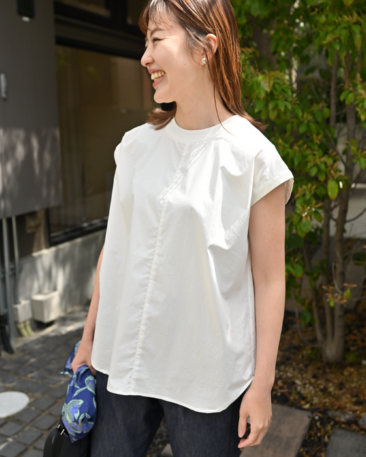 ボックスシルエットの涼やかブラウス