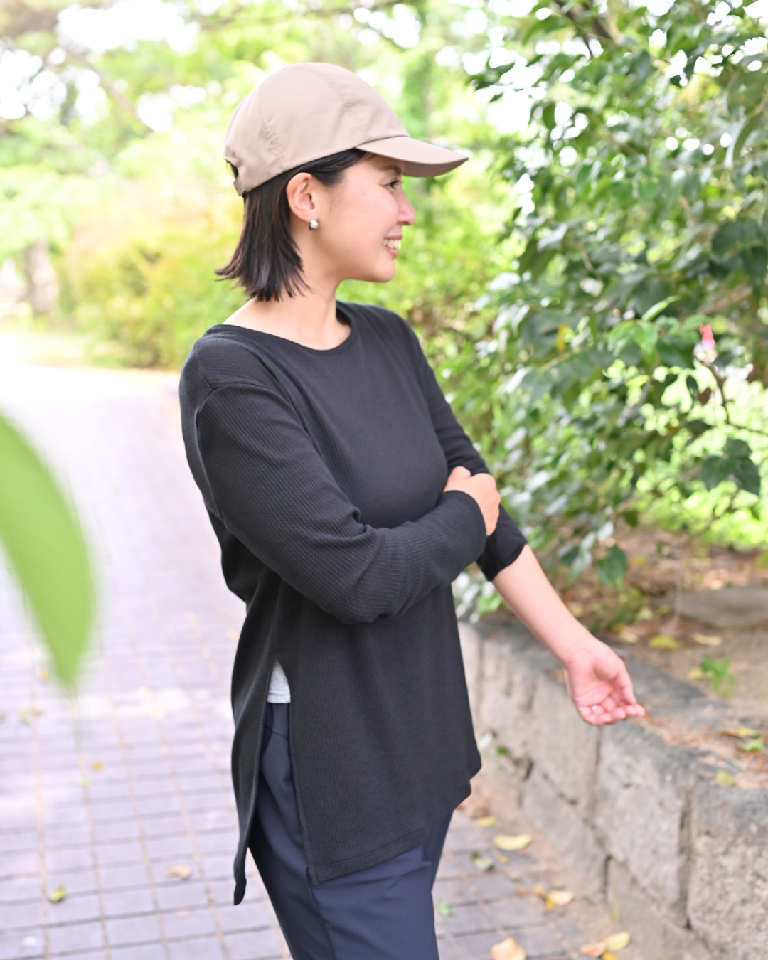 360度きれいに魅せる、サイドスリットトップス