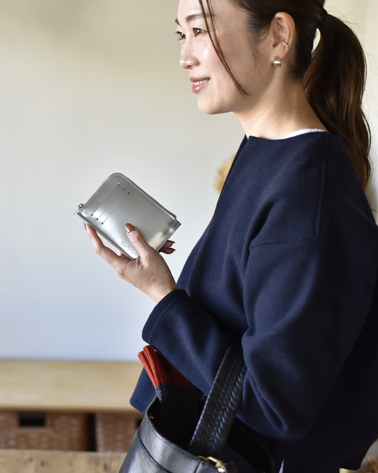 スリムなレザーミディアム財布 - OURHOME