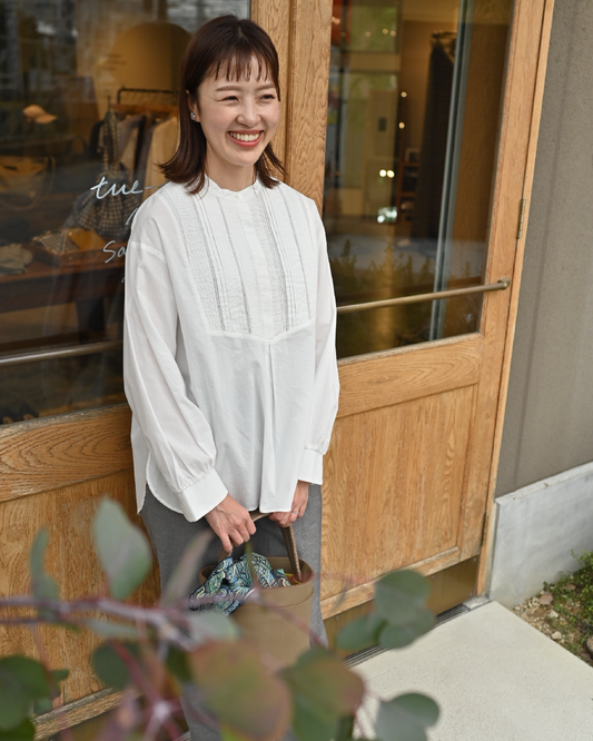 繊細なピンタック使い、コットンボイルブラウス