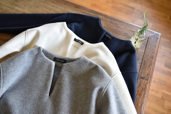 洗えるウール混素材のキーネックプルオーバー - OURHOME