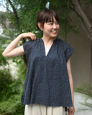 【美品】OUR 綿100％アイロンいらずのサマーブラウス　小花柄ネイビー 綿100％アイロンいらずのサマーブラウス