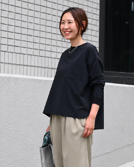 ハリ感素材のきれいめプルオーバー