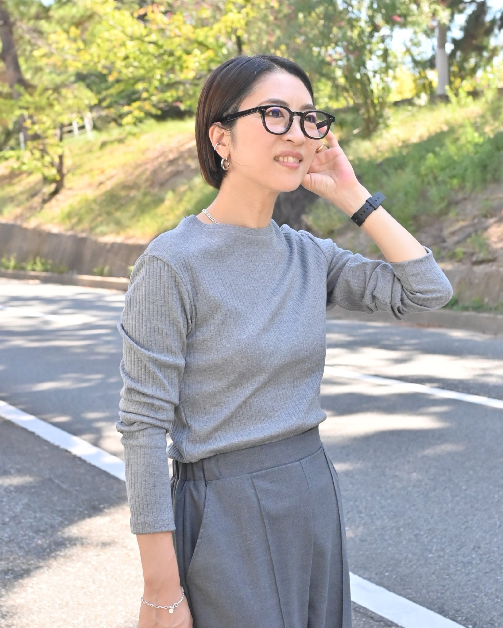 ツヤ感素材の長袖カットソー