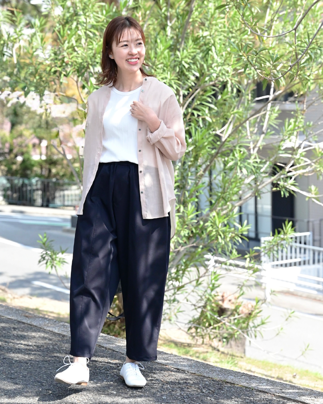 OUR 撥水素材のコクーンパンツ　ホワイト 撥水素材のコクーンパンツ – OURHOME