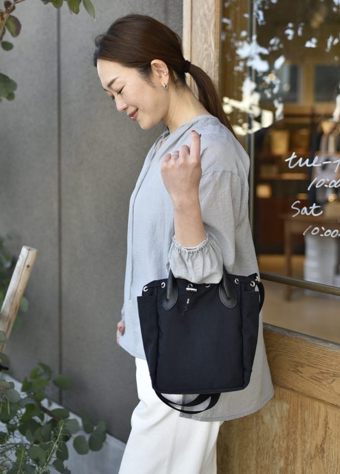 OUR レザー持ち手のパンダショルダーバッグ（ブラック） レザー持ち手のパンダショルダーバッグ – OURHOME