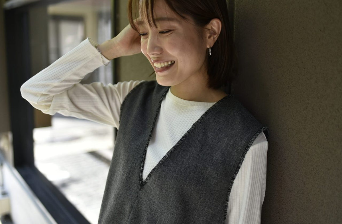 ツヤ感素材の長袖カットソー - OURHOME