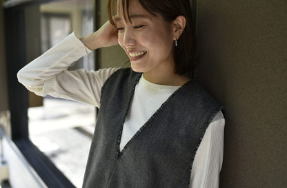ツヤ感素材の長袖カットソー - OURHOME