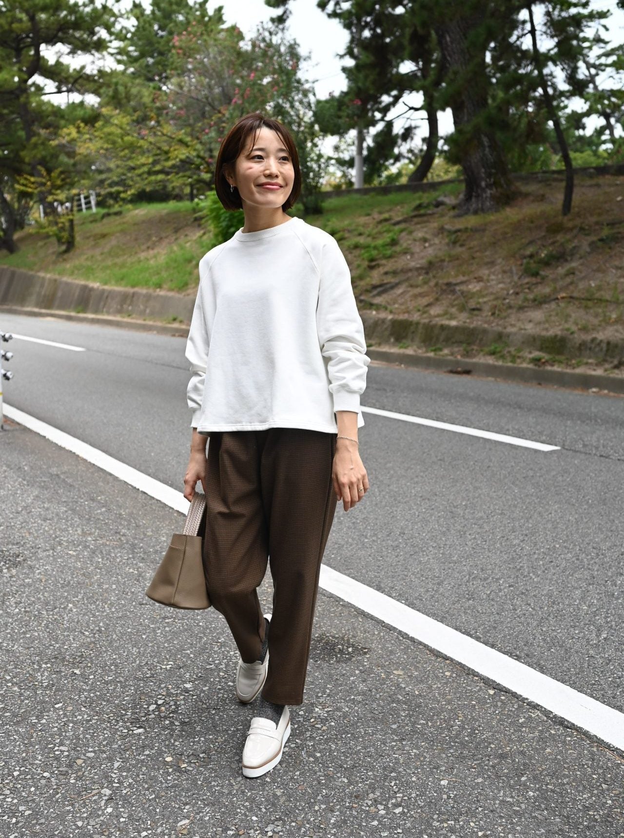 【美品】アワーホーム 裏毛素材 クルーネックプルオーバー オフホワイト 裏毛素材のクルーネックプルオーバー – OURHOME