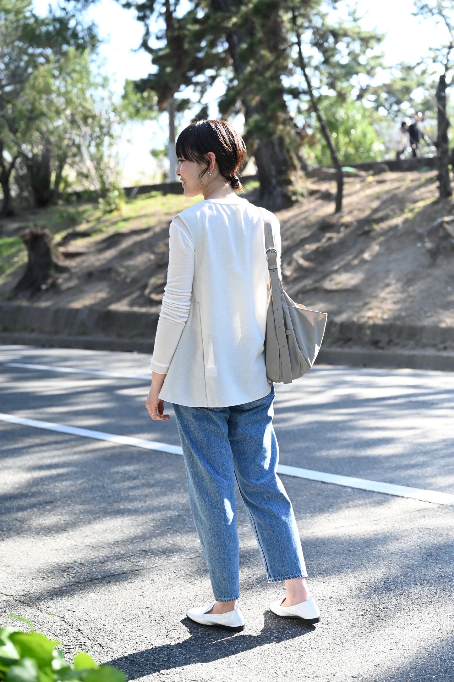 軽やか素材のジップベスト - OURHOME