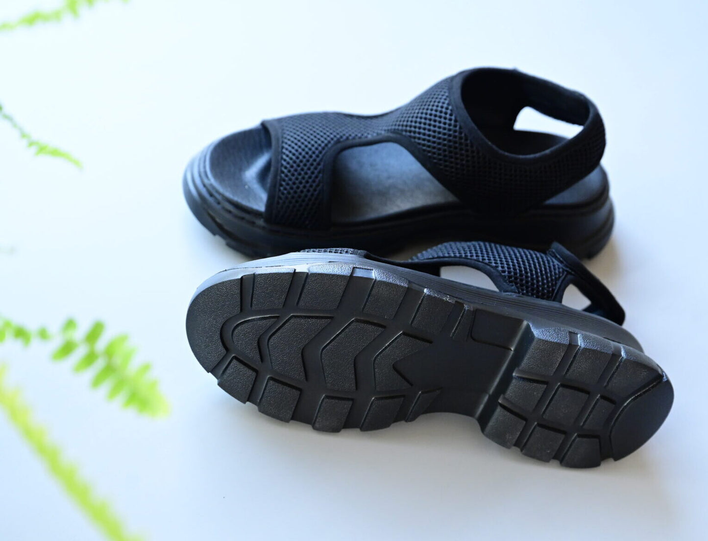 軽やかメッシュサンダル