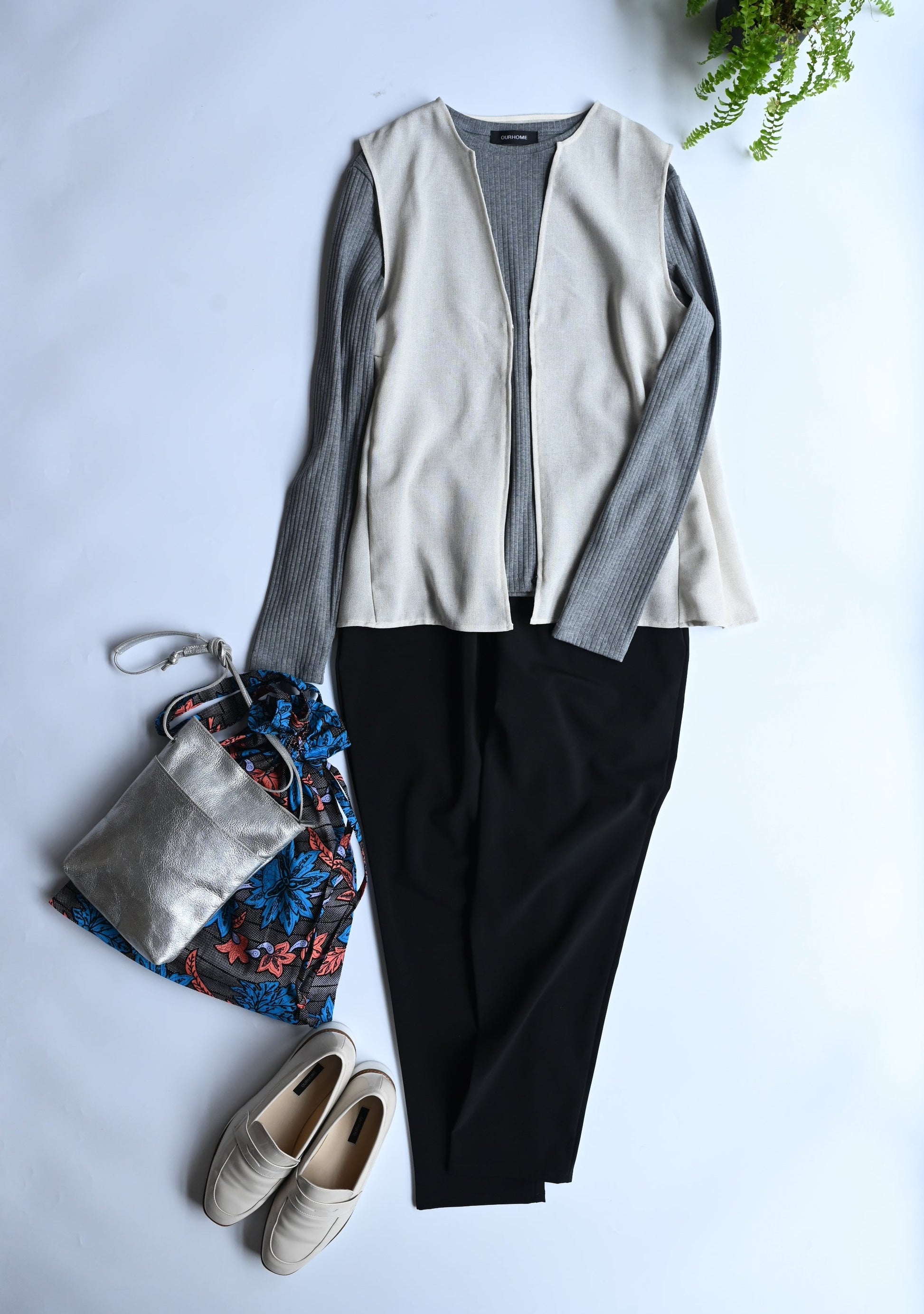 軽やか素材のジップベスト - OURHOME