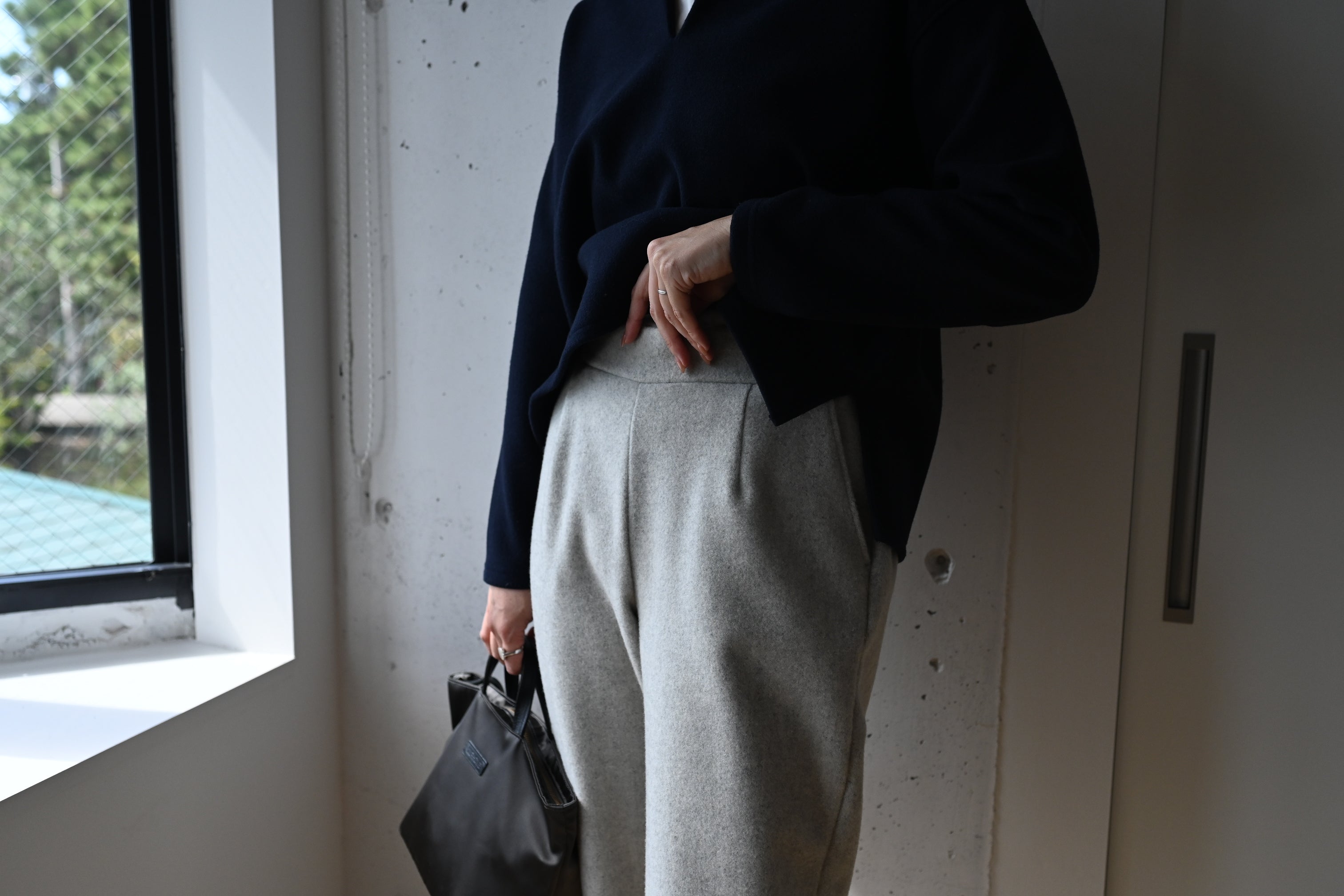 ウール素材のテーパードパンツ – OURHOME