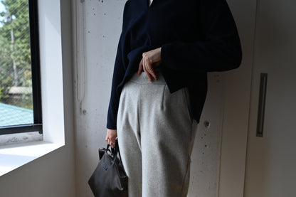 ウール素材のテーパードパンツ