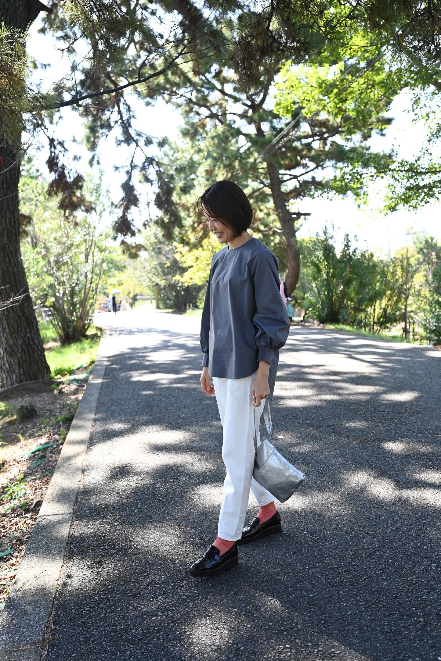 着回し広がる袖パフブラウス