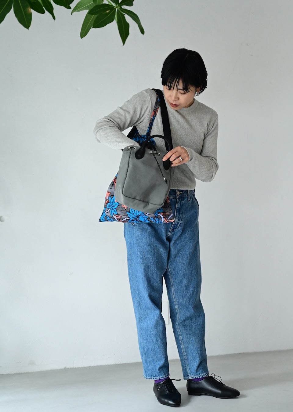 OUR レザー持ち手のパンダショルダーバッグ（ブラック） レザー持ち手のパンダショルダーバッグ – OURHOME